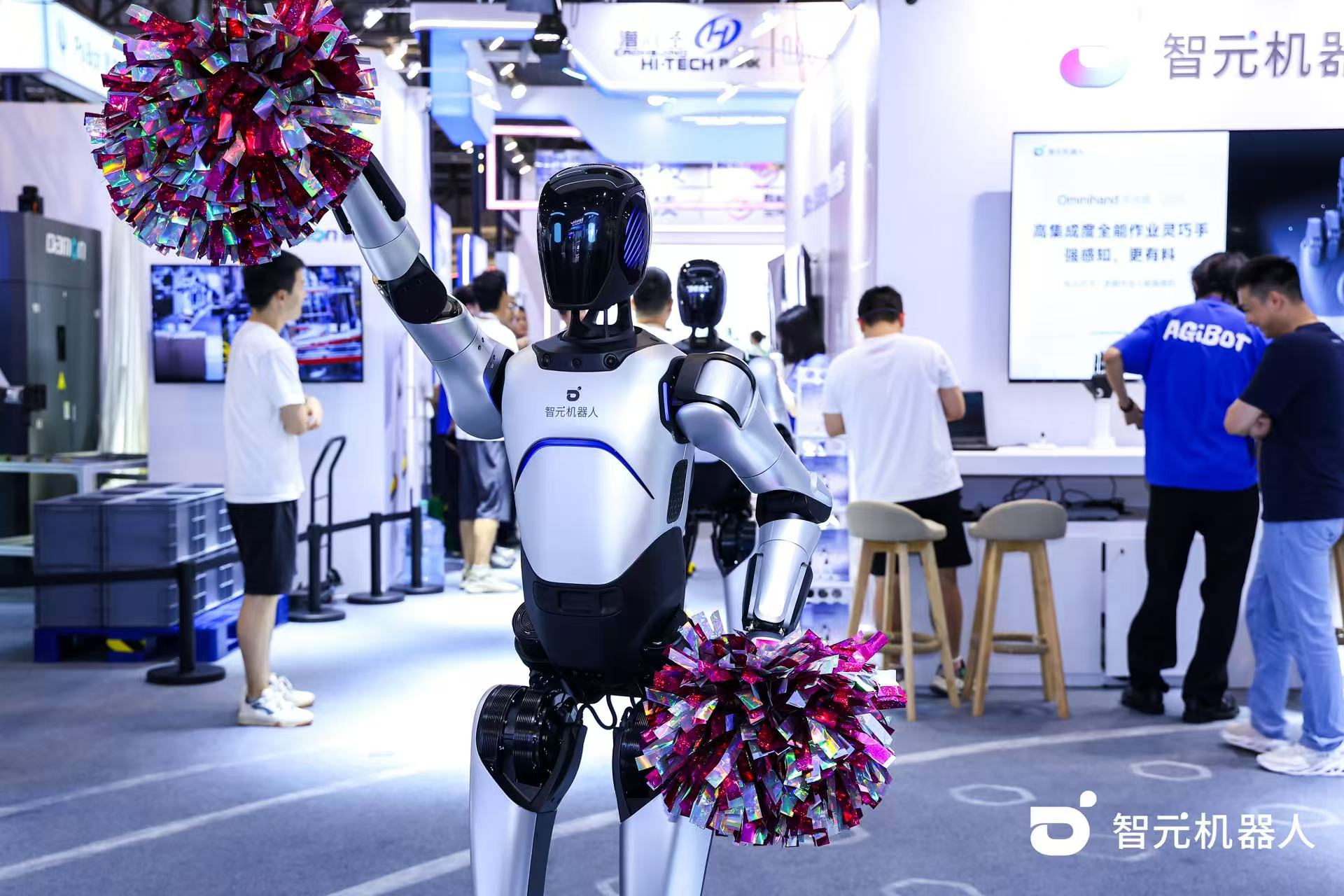 智元机器人 WAIC 首日展台火爆，机器人家族集体打工忙不停